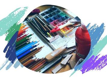 акварельные краски, кисти и цветные карандаши